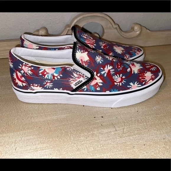 VANS Classic Slip On.
Vans Crew. Floral/Red - Picture 5 of 10